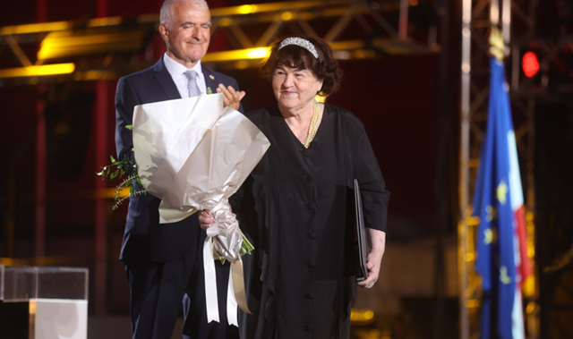 NAgradu je Sretni Meštrović uručio akademik Zvonko Kusić, foto HRT magazin                                                                                                                                                                                